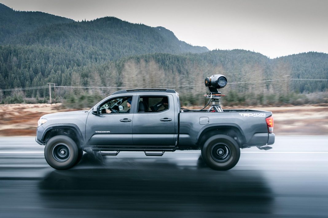 Der Truck alleine ist ja schon geil und dann noch so ein fettes Kamera Gerät auf der Ladefläche! - Foto: Scott Serfas / Red Bull Conten Pool