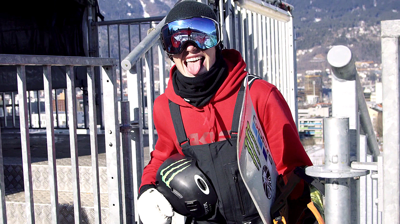 Sven Thorgren ist bereit für den Air + Style in Innsbruck und hat sichtlich Spaß beim Training