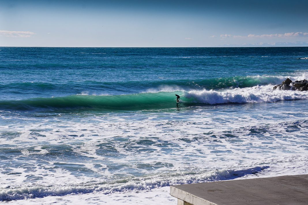 Local Surfer Gabo Raso auf seiner Welle | © Yann Mayer